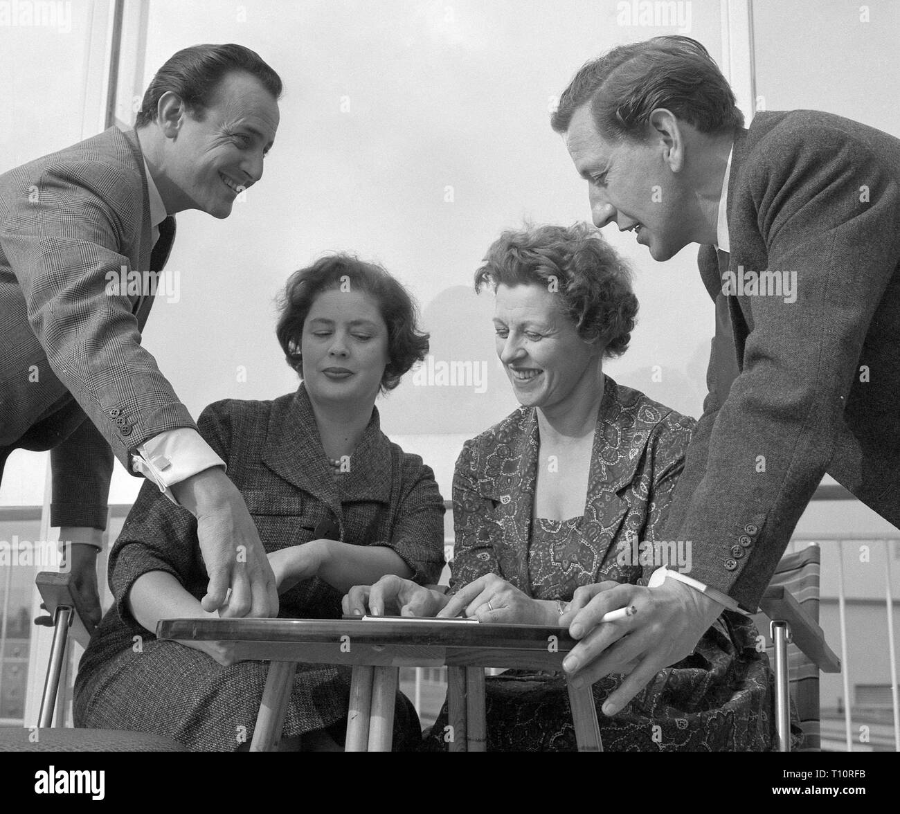 Informelles Get-together für vier BBC Persönlichkeiten bald Entertainer werden eine neue Mittag TV-Programm entworfen, um Frauen und Kinder zu gewinnen. (L - R) David Jacobs, Rosmarin MacRoberts, Doreen Stephens, Leiter der Programme der Frauen, und Leonard Maguire auf die Weiße Stadt (London) Studios der BBC. Stockfoto Informelles Get-together für vier BBC Persönlichkeiten bald Entertainer werden eine neue Mittag TV-Programm entworfen, um Frauen und Kinder zu gewinnen. (L - R) David Jacobs, Rosmarin MacRoberts, Doreen Stephens, Leiter der Programme der Frauen, und Leonard Maguire auf die Weiße Stadt (London) Studios der BBC. Stockfoto
