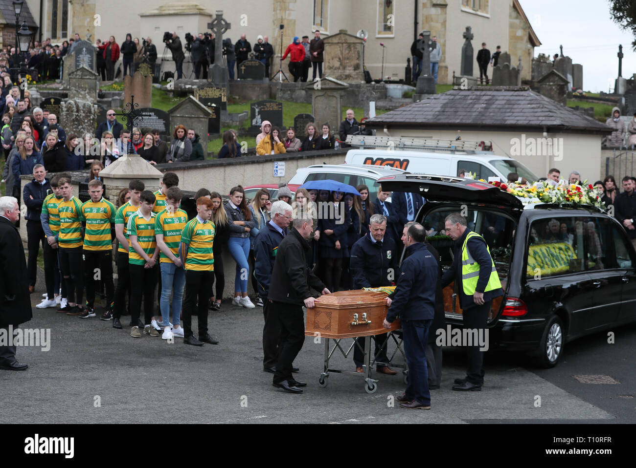 Der Sarg kommt für die Beerdigung von Connor Currie in St. Malachy's Kirche, Edendork. Stockfoto