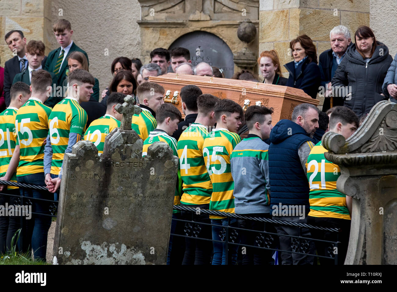 Mitglieder der Edendork St Malachys G.A.C einer Ehrenwache bei der Beerdigung von Connor Currie geben in St. Malachy's Kirche, Edendork. Stockfoto