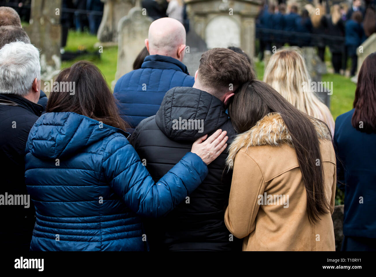 Trauernde bei der Beerdigung von Connor Currie in St. Malachy's Kirche, Edendork. Stockfoto