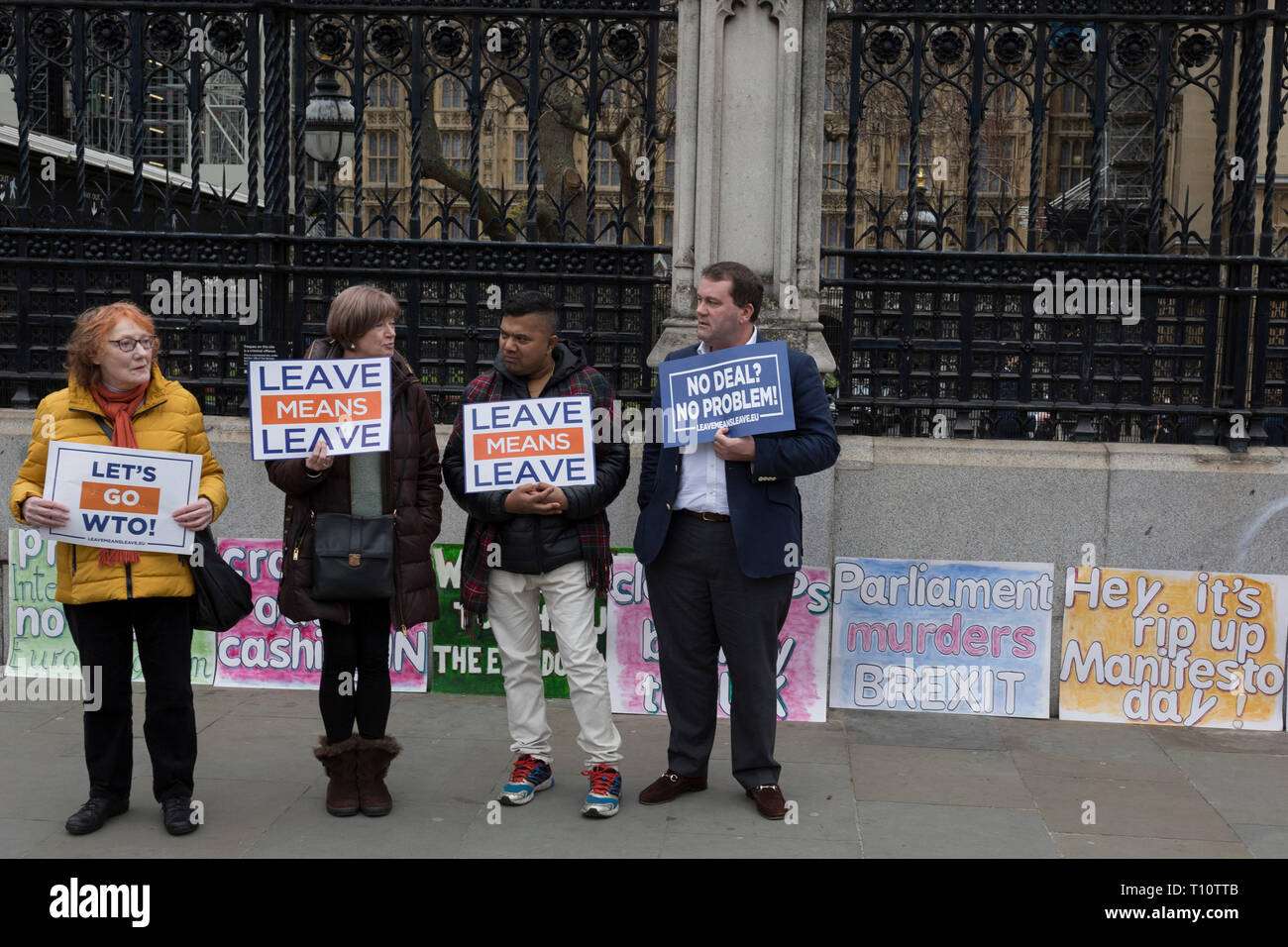 Einen Tag nach Commons Sprecher John Bercow angekündigt, seine Weigerung, Ministerpräsident Theresa's können auch dritte Brexit sinnvolle Abstimmung zu akzeptieren, bedeutet Blätter Brexiteers Protest vor den Toren des Parlaments verlassen, am 19. März 2019 in London, England. Stockfoto