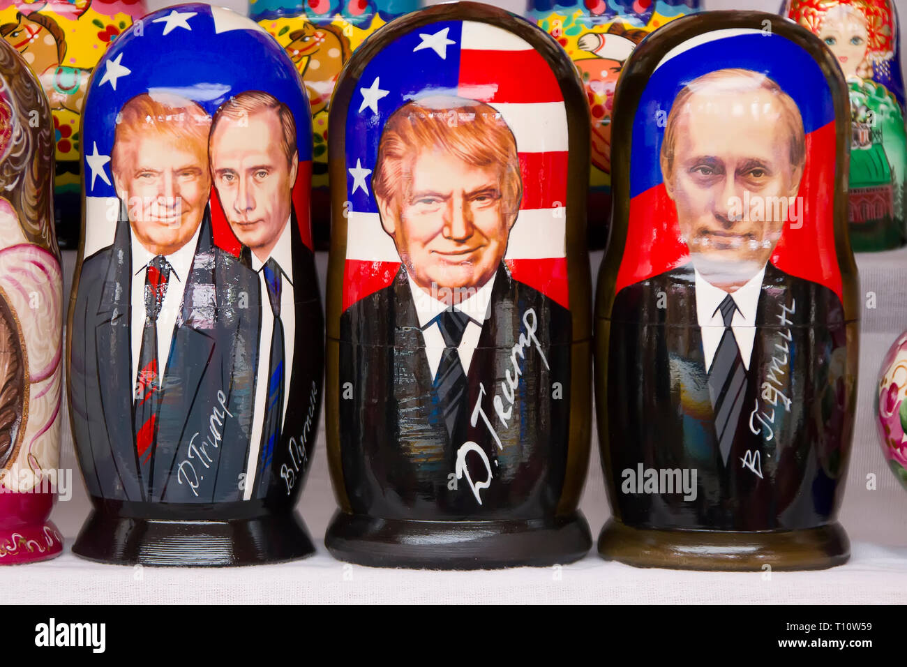 . Russische traditionelle verschachtelte Puppen. Puppen haben ein Porträt von Wladimir Putin und Donald Trump Stockfoto