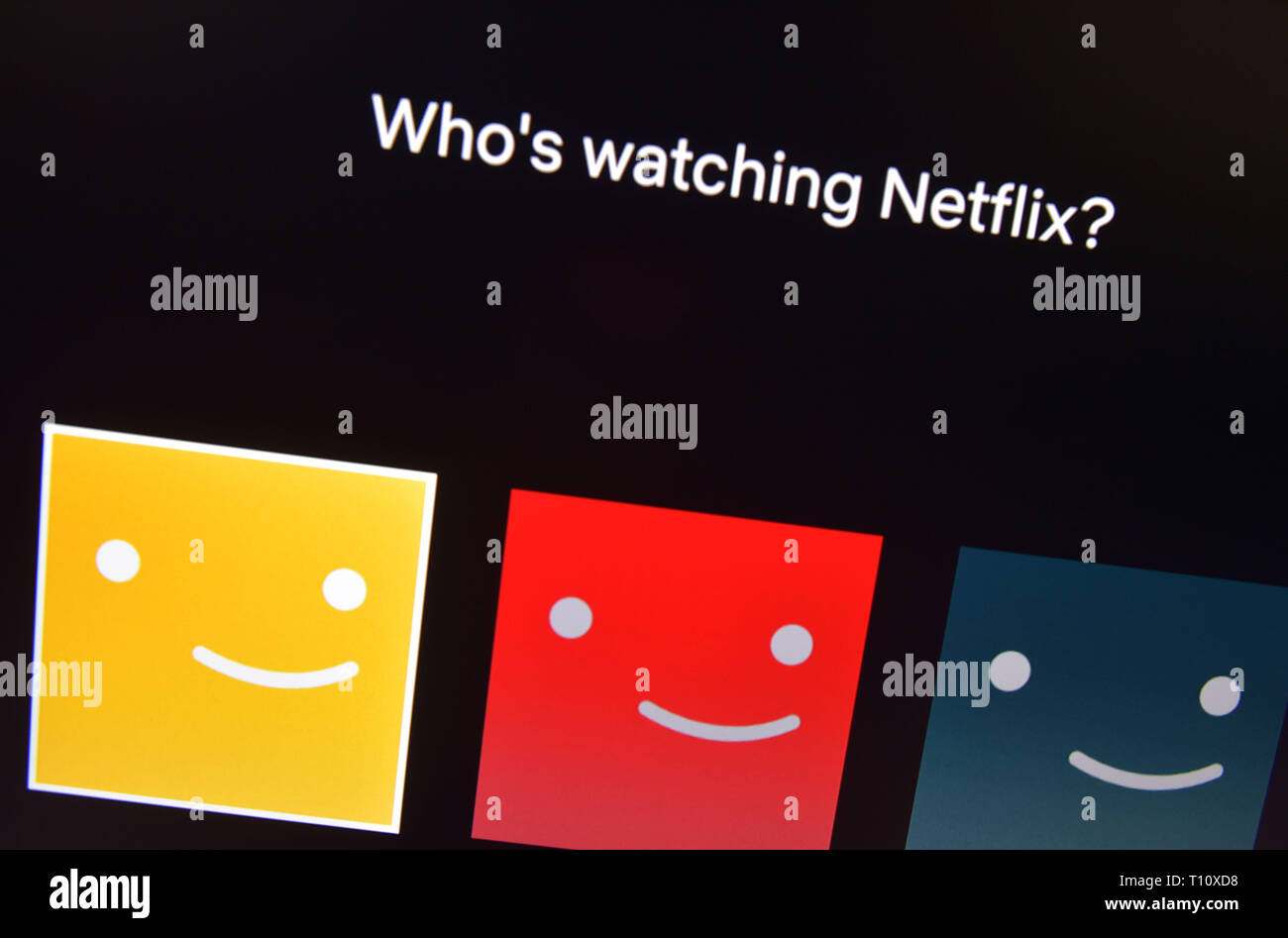 Stock Foto des Netflix kunden Symbole, die vor der Auswahl des benannten Person anzeigen Der Kanal, auf ein intelligentes Fernsehen gesehen werden. Stockfoto