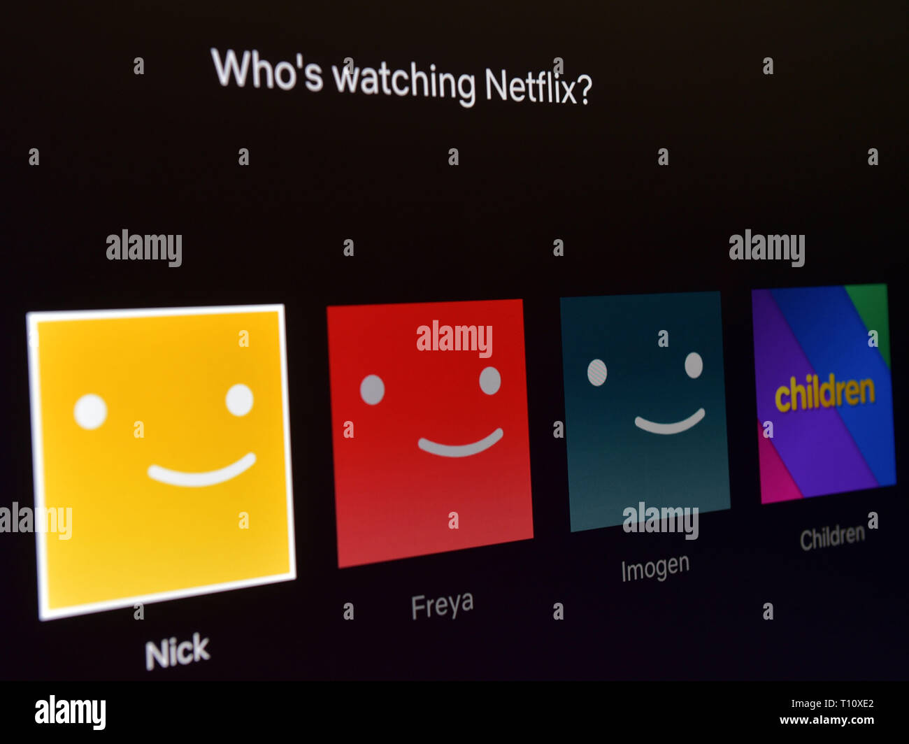 Stock Foto des Netflix kunden Symbole, die vor der Auswahl des benannten Person anzeigen Der Kanal, auf ein intelligentes Fernsehen gesehen werden. Stockfoto