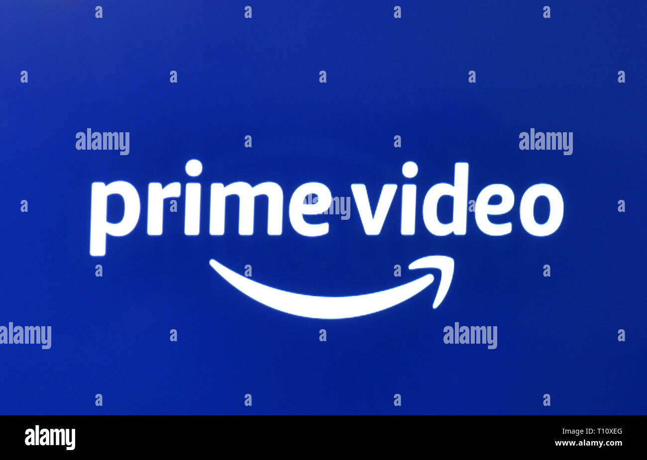 Foto eines Teils der Amazon Video app Logo auf einem Fernseher angezeigt wird, vor dem das gewählte Programm starten. Stockfoto