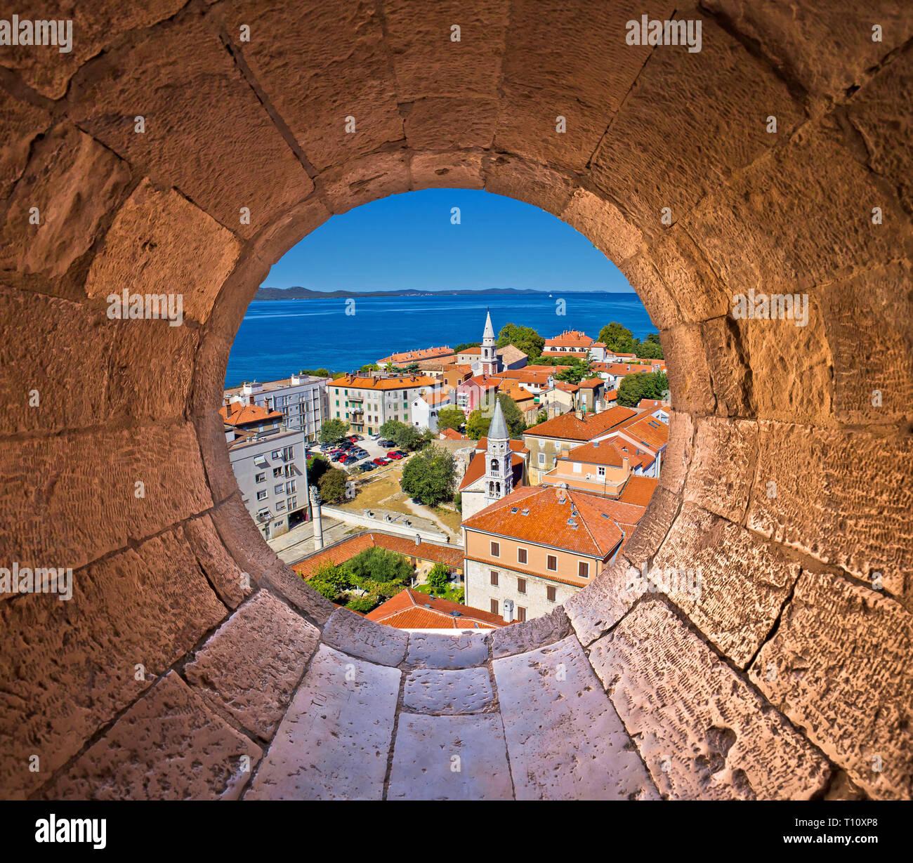 Bunte Stadt Zadar Dächer und Türme Blick durch Stein Fenster, Dalmatien, Kroatien Stockfoto