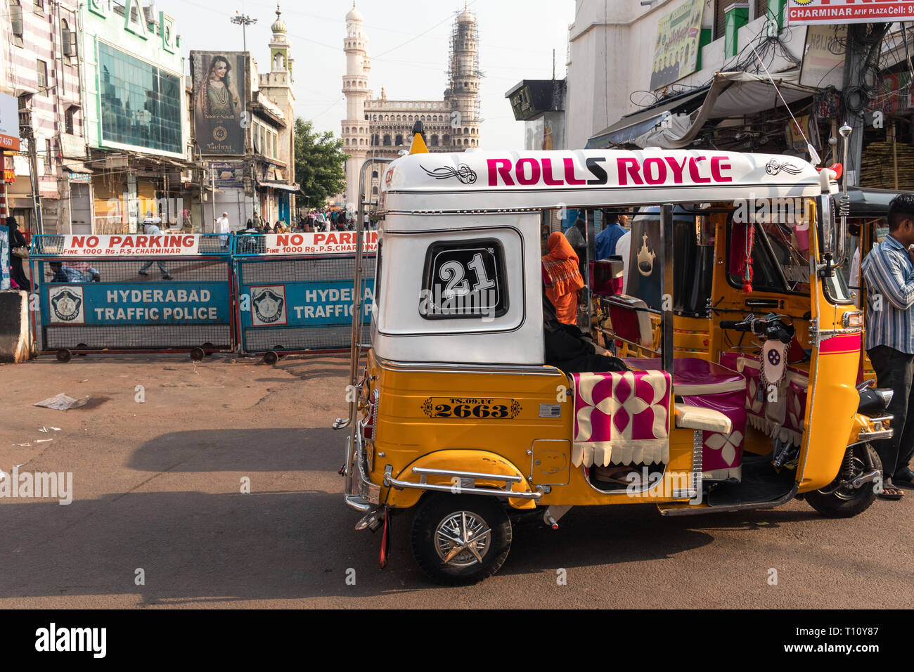 Dekoriert Auto-rikscha erwartet die Kunden in der Nähe von historische Charminar in Hyderabad, Indien. Stockfoto