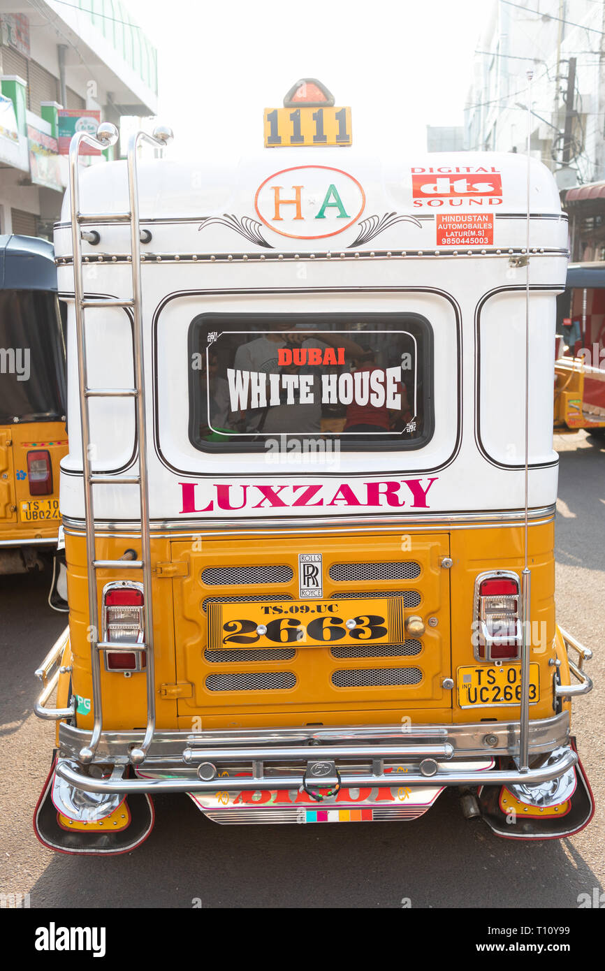 Dekoriert Auto-rikscha erwartet die Kunden in Hyderabad, Indien. Stockfoto