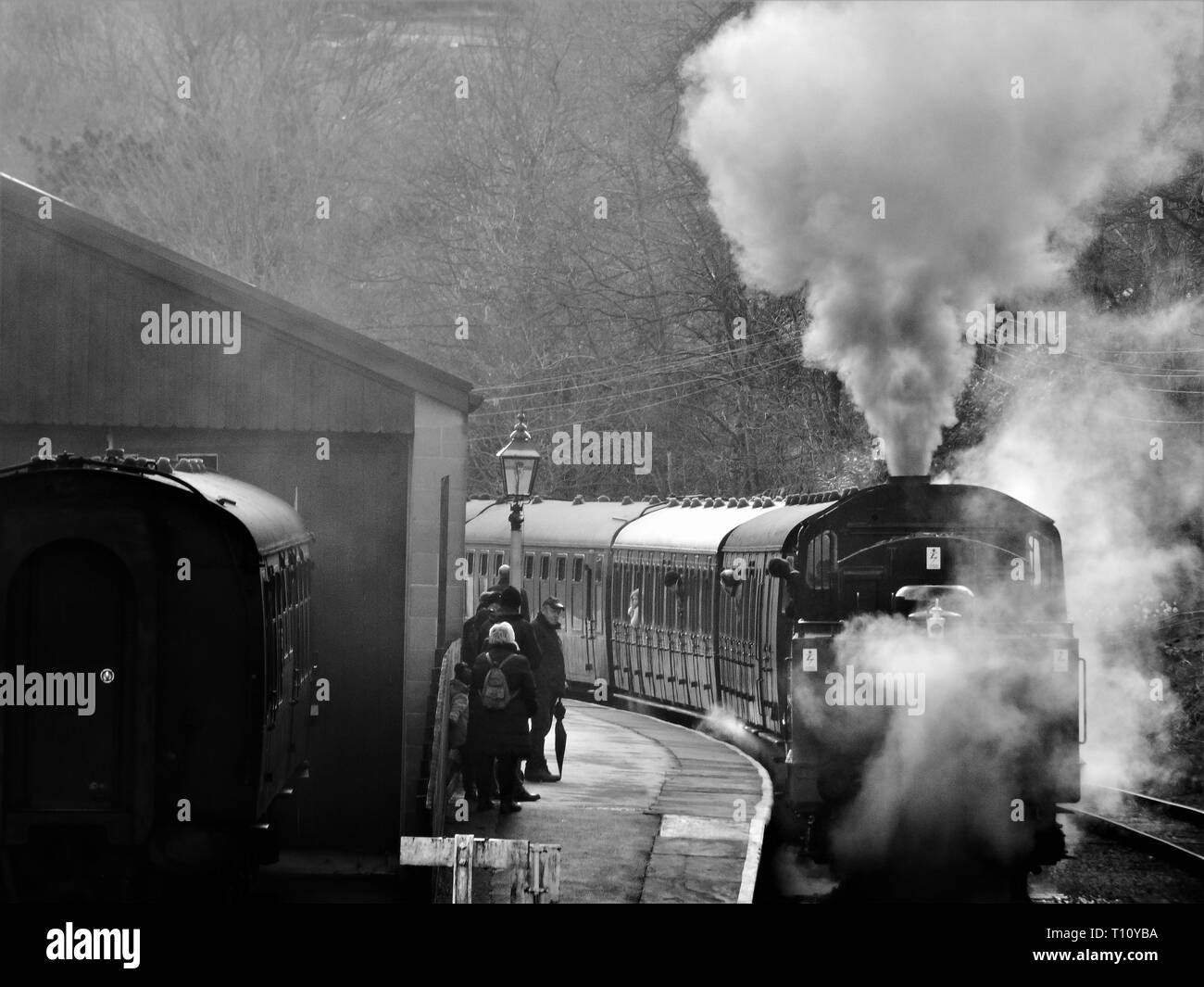 Dampfzug an oxenhope Station fertig zu Haworth auf der Keighley und Worth Valley Heritage Railway in West Yorkshire abzuweichen. Stockfoto