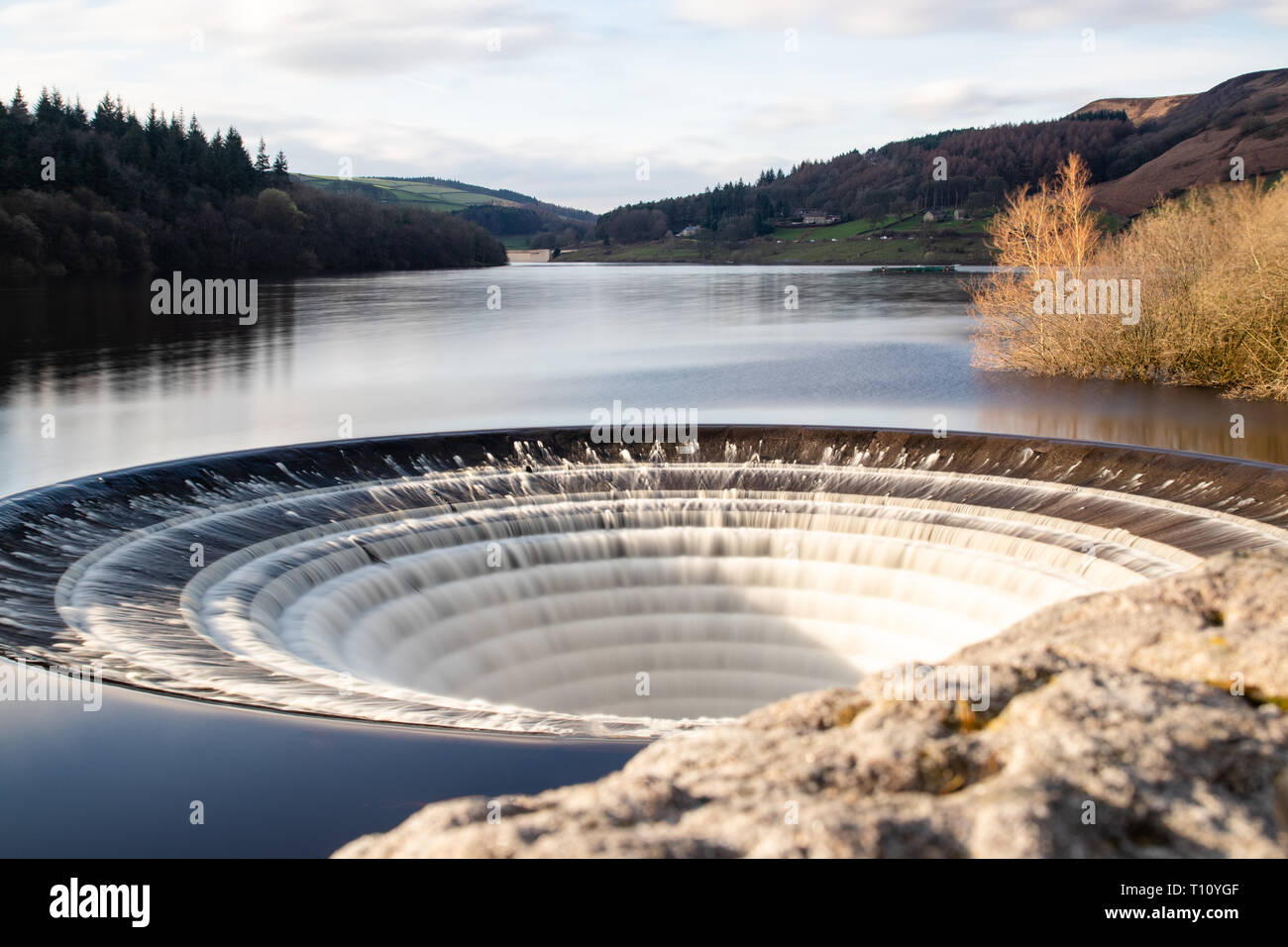 Der überlauf Loch an Ladybower Reservoir, Derwent Valley Nationalpark Peak District, Derbyshire, Großbritannien Stockfoto