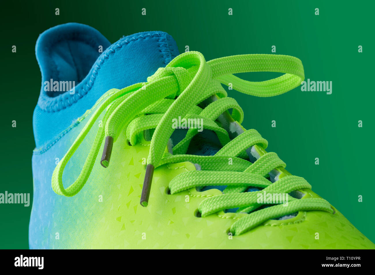 Grün Blau Sneakers auf grünem Hintergrund. Fragment der Sport Schuhe in der  Nähe auf Stockfotografie - Alamy