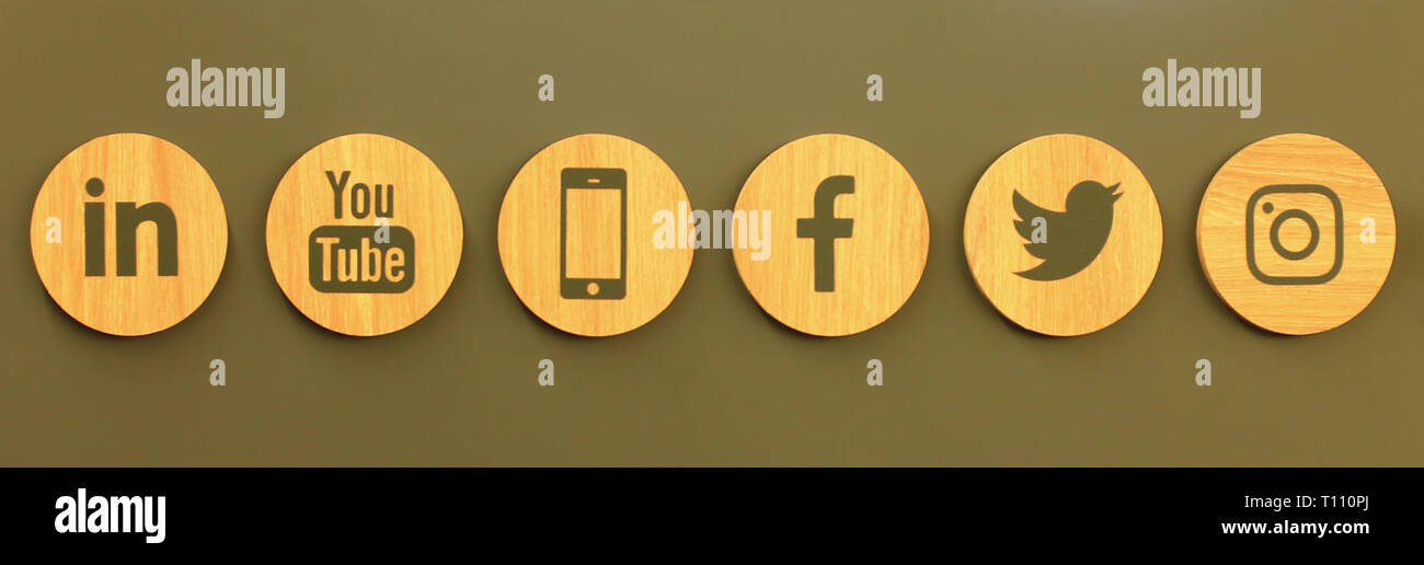 Kiew, Ukraine - August 02, 2018: Set der beliebten Social Media Holz- Symbole auf der Wand der Shop: Facebook, Twitter, Instagram, Linkedin, YouTube Stockfoto