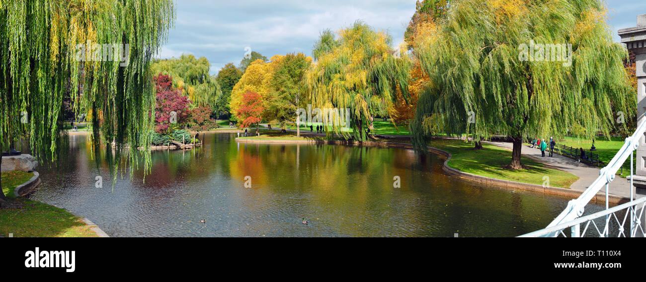 Panoramablick auf Boston Public Garden im Herbst. Bunte Herbstfarben und Wasser Reflexionen von Lagoon Brücke Stockfoto