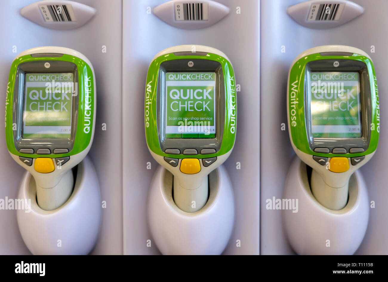 Hand Quick check Kunden Scanner los Preise zu scannen während des Einkaufs im Supermarkt Waitrose London UK Großbritannien KATHY DEWITT Stockfoto