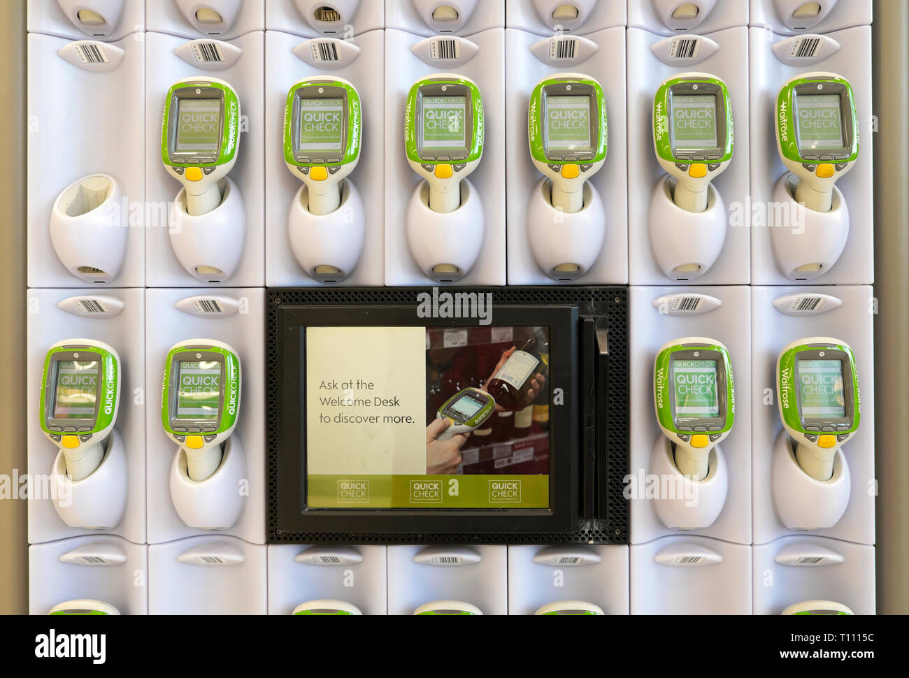 Hand Quick check Scanner für Kunden Preise zu scannen während des Einkaufs im Supermarkt Waitrose London UK Großbritannien KATHY DEWITT Stockfoto