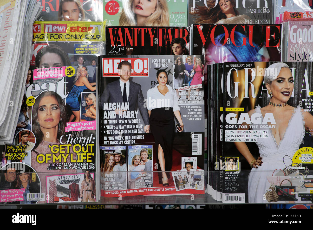 Prinz Harry und Meghan Markle schwanger auf der Abdeckung der Hallo-Magazin mit Zeitschriften auf ein zeitschriftenladen Regal Februar 2019 in London UK KATHY DEWITT Stockfoto