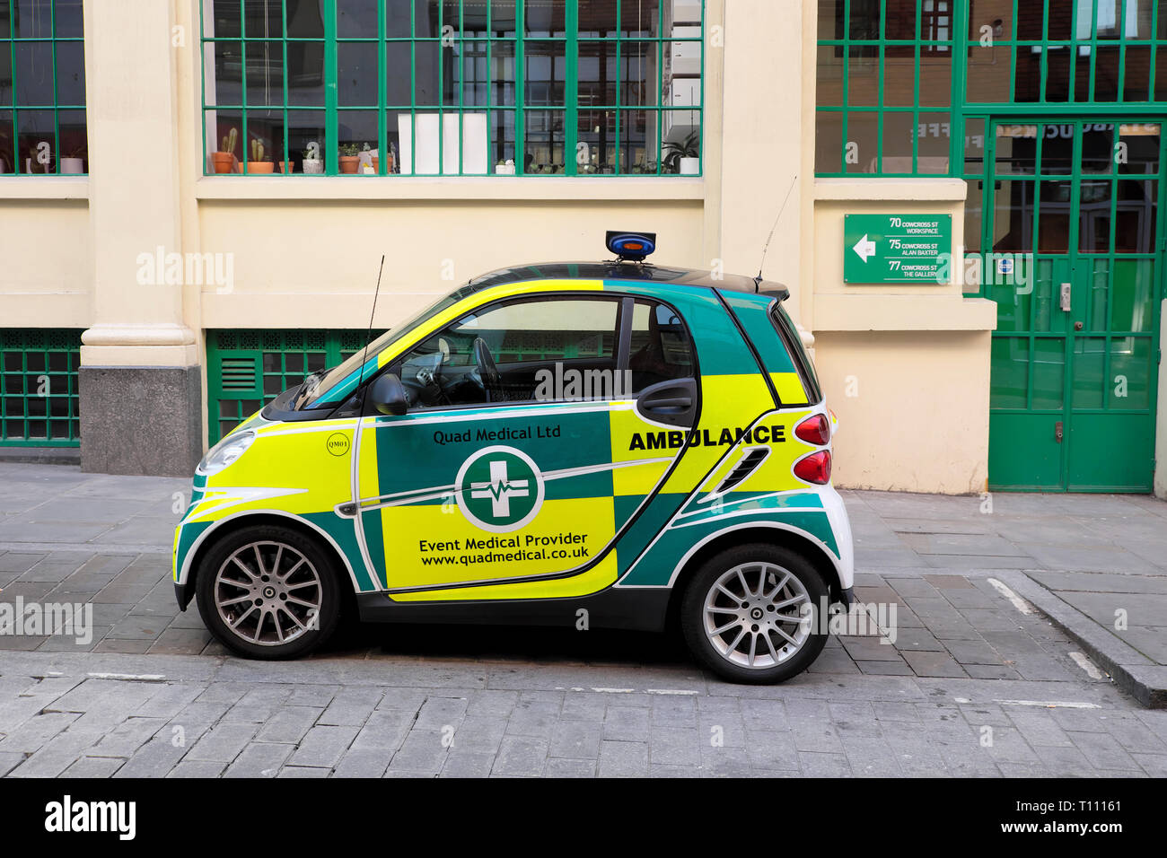 Quad medizinische Smart Car event Ambulanz Profil ansehen außerhalb eines Gebäudes in East London UK KATHY DEWITT geparkt Stockfoto