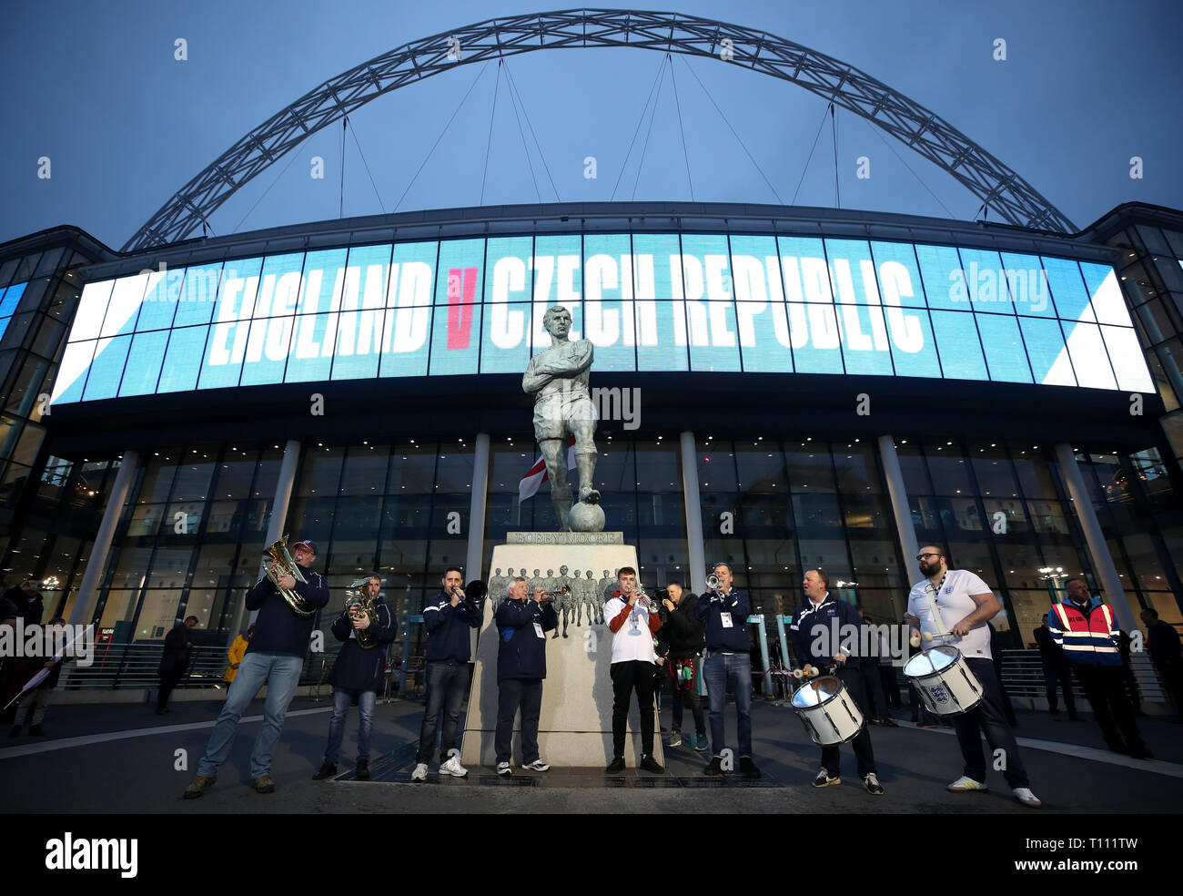 Einer Band spielen vor der Bobby Moore Statue außerhalb Wembley Stadion, London. Stockfoto