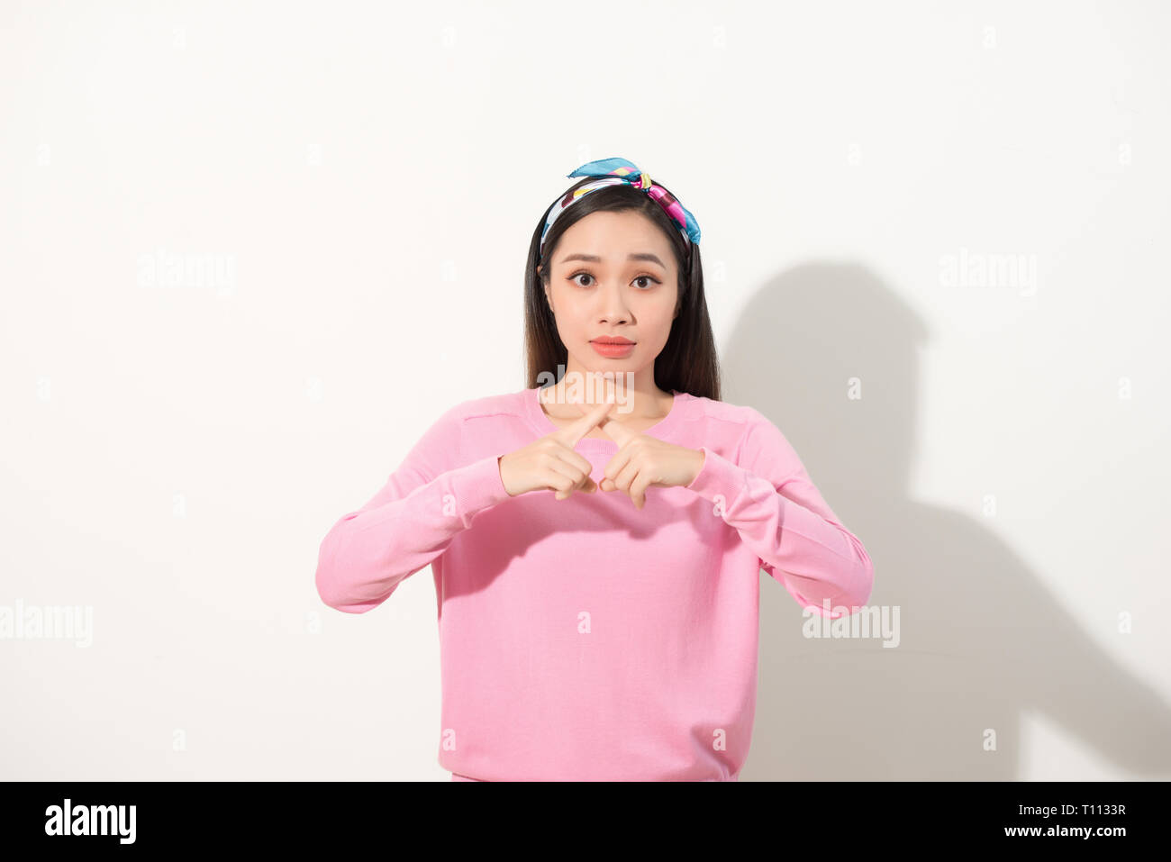 Hübsches asiatisches Mädchen mit den Fingern zu x-form gekreuzt, verweigern oder verbotenen Zeichen, Ausgewählte konzentrieren sich auf Händen Stockfoto