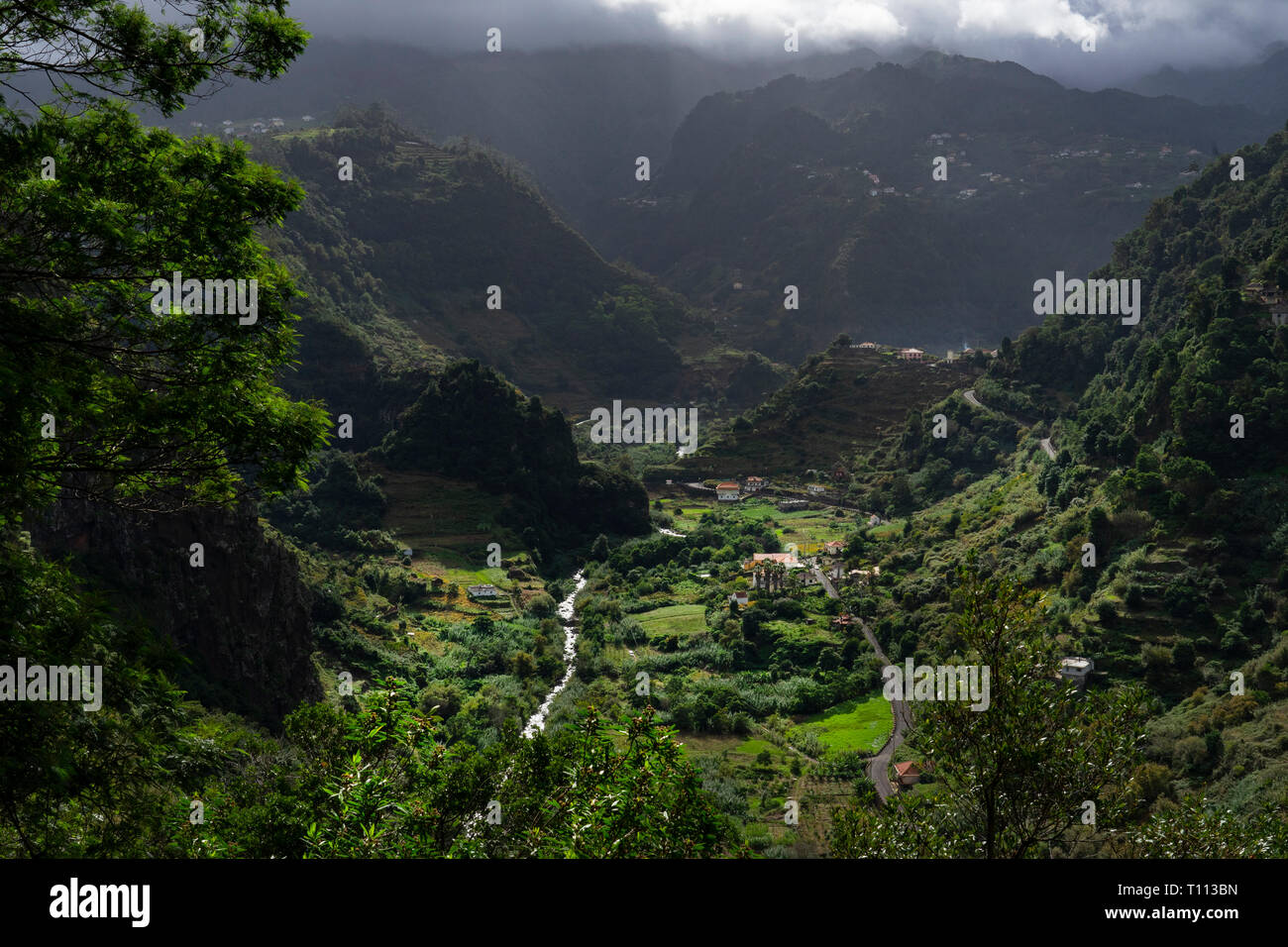 Ausblicke auf die Landschaft und Dörfer im Süden von Island, Madeira, Portugal, Europa Stockfoto