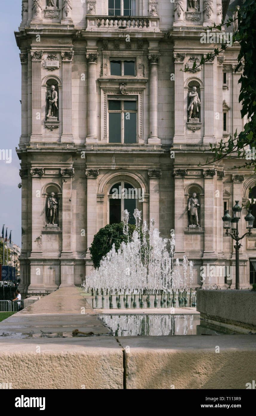 Herbst Sonne leuchtet die historischen Gebäude von L'Hotel de Ville in der Mitte von Paris, Frankreich Stockfoto