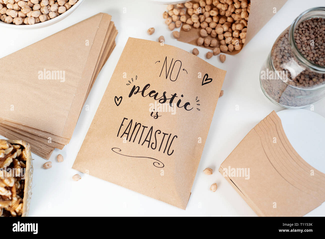 Hohe Betrachtungswinkel und einer braunen Papiertüte, mit dem Text keine Kunststoff ist fantastisch geschrieben, auf einem weißen Arbeitsplatte neben einigen braunes Papier Kegel und dr Stockfoto