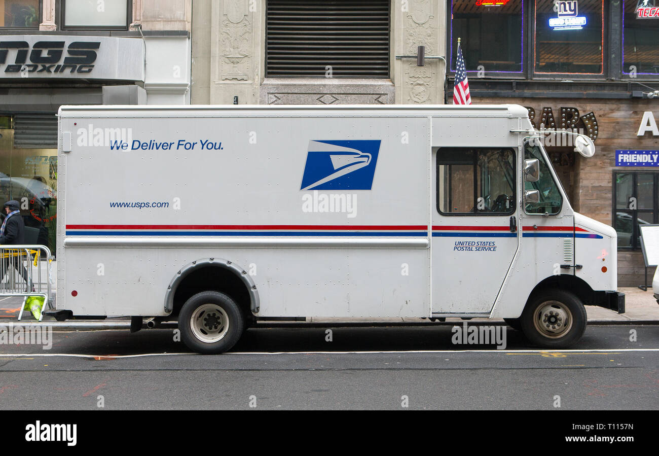USPS United States Postal Service-Lkw, Van auf der Straße in New York City, NY, USA. Stockfoto