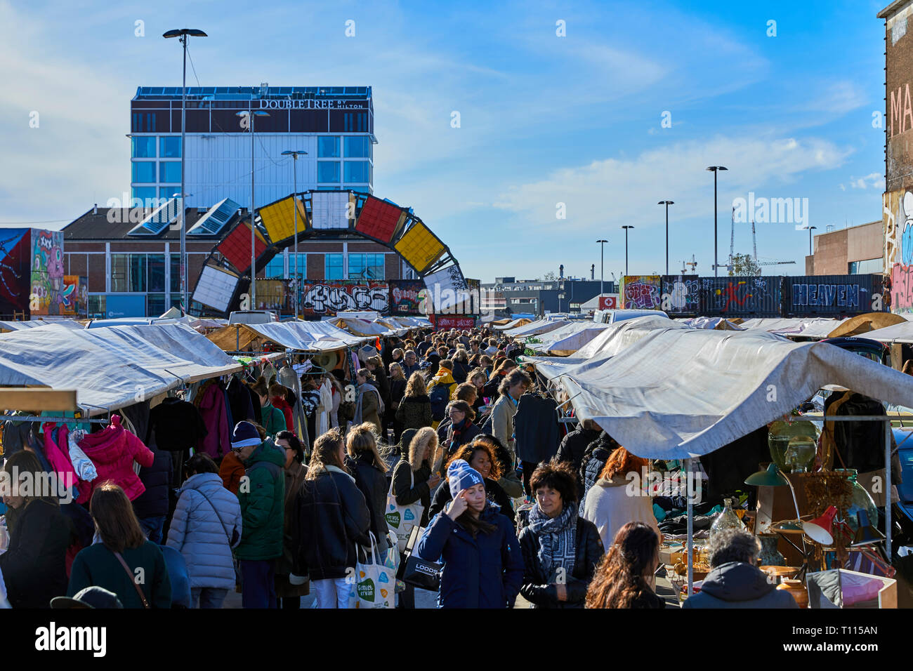 IJ Hallen monatlichen Markt an der NDSM-Werft in Amsterdam Noord, Niederlande, ist der größte Flohmarkt in Europa. Stockfoto