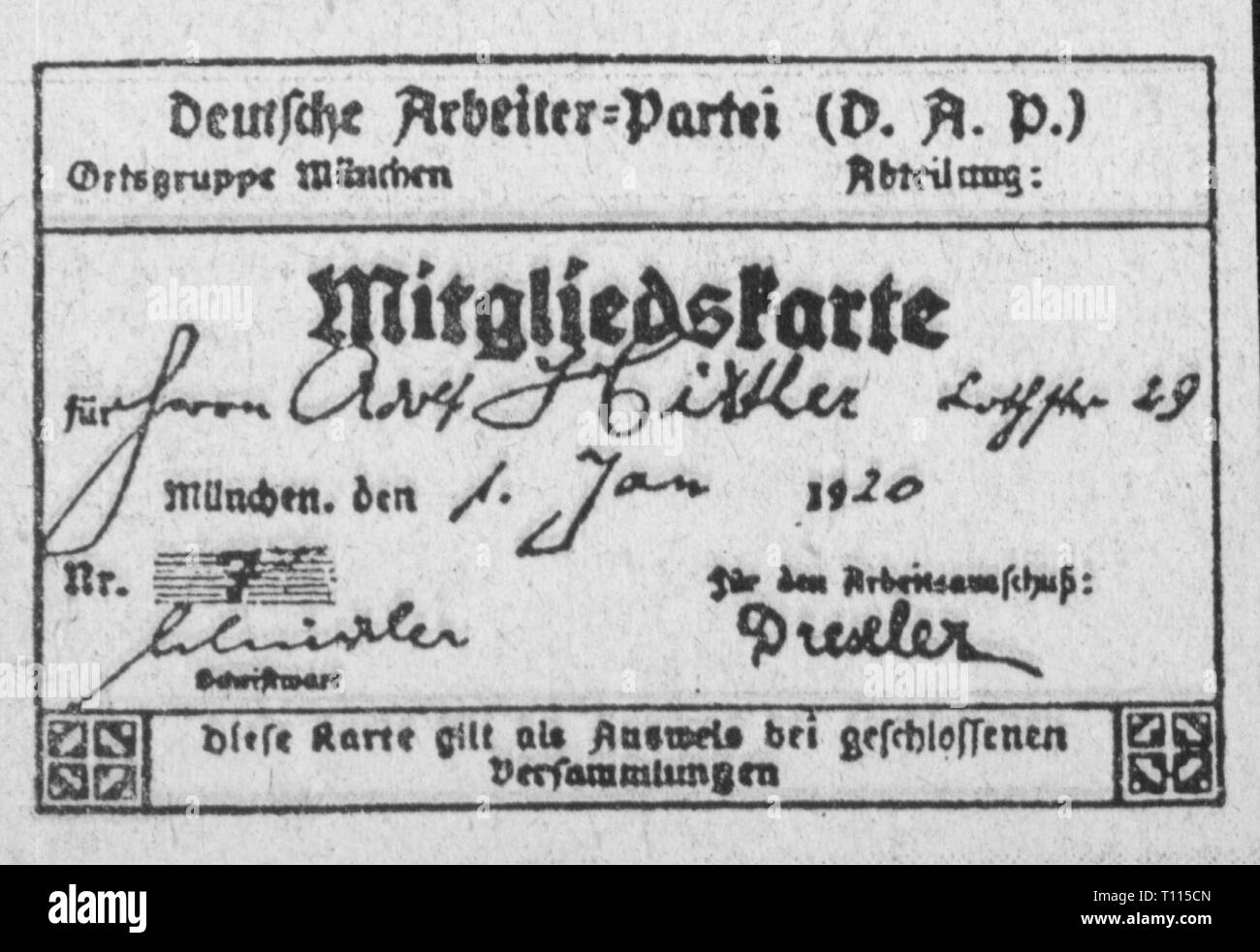 Nationalsozialismus / Nationalsozialismus, Organisationen, Organisation, zweite Mitgliedschaft Karte der Deutschen Arbeiterpartei (Labour Party) von Adolf Hitler, die mitgliedsnummer 1, München, 1.1.1920, Neugründung 1925, party Membership Card partei Mitglied, Mitglied einer Partei, ein Mitglied der Partei, NSDAP, Faksimile, Unterschrift, Signatur, Anton Drexler, DAP, Politik, Politik, Deutschland, Deutsches Reich, Weimarer Republik, 20. Jahrhundert, 1920er Jahre, Organisationen, Organisationen, Organisation, Organisation, Mitgliedschaft, Mitgliedskarten, Labour Party, Arbeit als Nebenklägerin, Additional-Rights - Clearance-Info - Not-Available Stockfoto