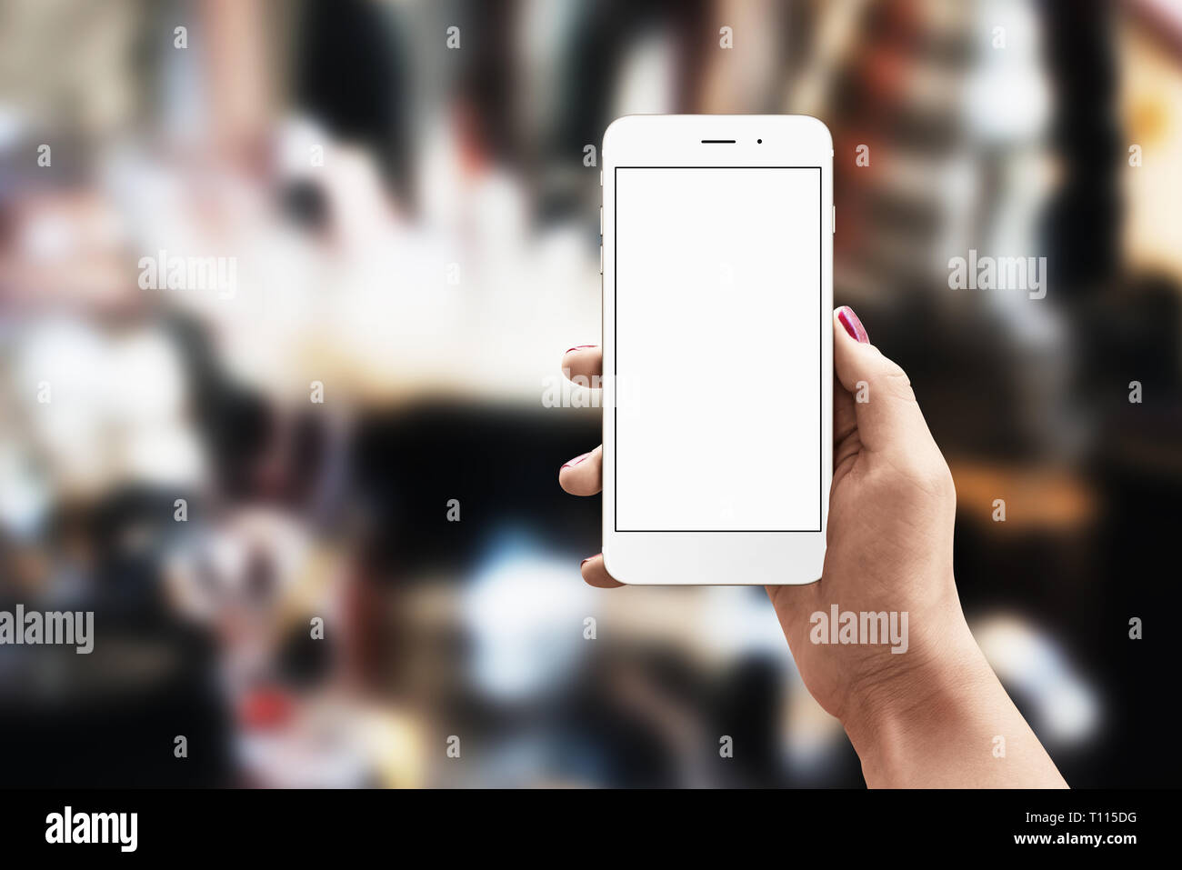 Weiß Telefon in Frau hand mit leeren, weißen, isolierte Fenster für app Präsentation. Freiraum neben Bav Text. Stockfoto