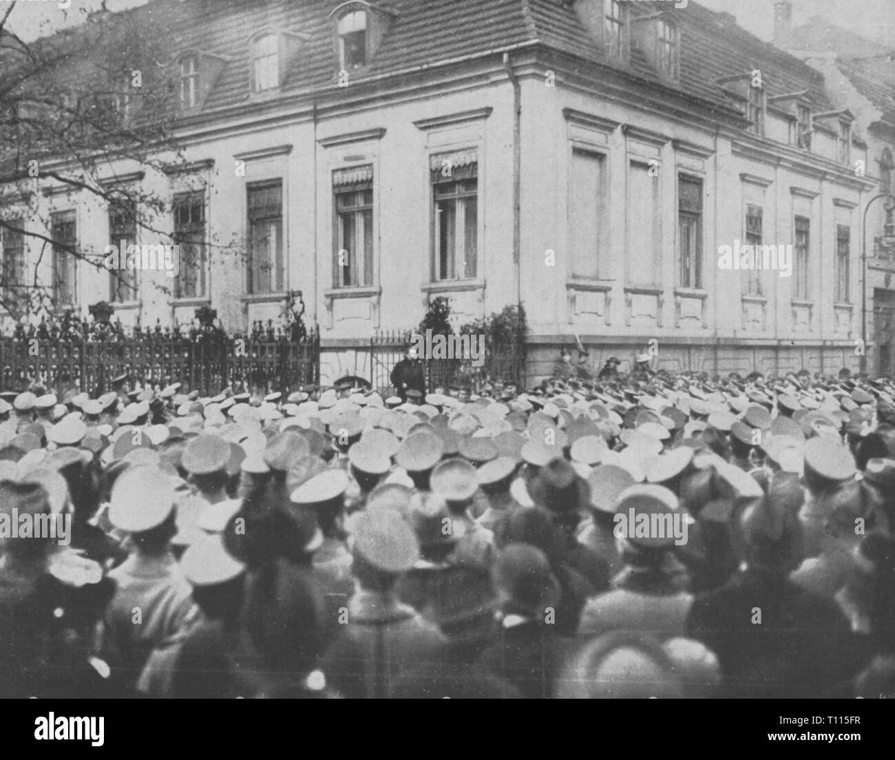 Deutsche Revolution von 1918-1919, 1918 - 1919, stellvertretender Frederic des Menschen Ebert ist delievering eine Rede vor Soldaten, Berlin, November 1918, Politik, Politik, Militär, Masse, Massen, Massen von Menschen, Revolution, Revolutionen, Freistaat Preußen, Deutschland, Deutsches Reich, Weimarer Republik, 20. Jahrhundert, 1910 s, Frederic, Frederick, Stoppen, Anhalten, Rede, Reden, Soldaten, soldier, historischen, geschichtlichen, Additional-Rights - Clearance-Info - Not-Available Stockfoto