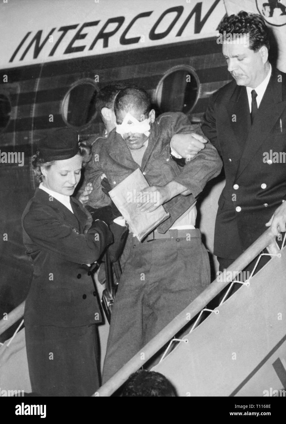 Indochina Krieg 1946 - 1954, Schlacht von Dien Bien Phu, 13.3. - 7.5.1954, Ankunft ernsthaft verletzte Soldaten am Flughafen Orly, Paris, 5.5.1954, Evakuierung, Evakuierungen, Unfall, Opfer, Verletzte, Stewardess, Hostess, Flugbegleiter, Stewardessen, Flight Attendant, Flugzeuge, Gangway, Schritte, Beihilfen, Militär, Kriege, Indochina, Frankreich, Kolonialkrieg, Leute, 20. Jahrhundert, 1950er Jahre, Schlacht, Schlachten, Soldaten, soldier, Flughafen, Flughäfen, historischen, geschichtlichen, paratroop, Fallschirmjäger, Fallschirmjäger, Para, Fallschirmjäger, Paras, Airborne Forces, Additional-Rights - Clearance-Info - Not-Available Stockfoto