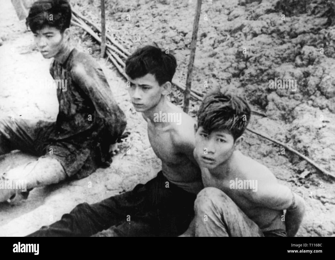 Vietnam Krieg 1955 - 1975, während einer Sammelmittelübertragung Betrieb erfassten Mitglieder der Nationalen Front für die Befreiung von South Vietnam (Vietcong), 3.9.1962, Menschen, Rebel, Rebellen, Aufständische, gefesselt, Guerilla, Guerilla, Guerilla, Guerilla, NLF, South Vietnam, Vietnam, Vietnam, Krieg, Kriege, 20. Jahrhundert, 1960er Jahre, Reinigung, Reinigungen, Gefangene, Gefangene, Mitglieder, Mitglied, front, Fronten, der Befreiung, der Befreiung, historischen, geschichtlichen, Additional-Rights - Clearance-Info - Not-Available Stockfoto