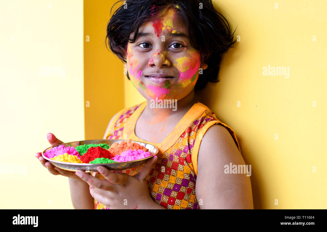 Indisches Mädchen feiern Holi, Festival der Farben Stockfoto
