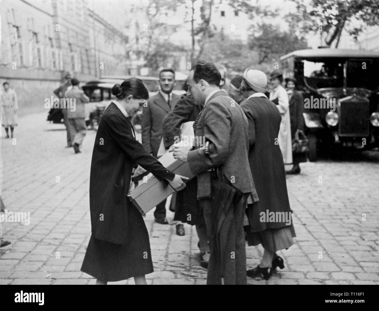 Justiz, Strafvollzug, Inhaftierung, Entlassung der Festgenommenen Nationalsozialisten, von Bundespräsident Wilhelm Miklas zurückverwiesen Amnesty im deutsch-österreichischen Abkommen basieren, zu Gefangenen werden erwartet von ihren Angehörigen, Wien, 23.7.1936, Additional-Rights - Clearance-Info - Not-Available Stockfoto
