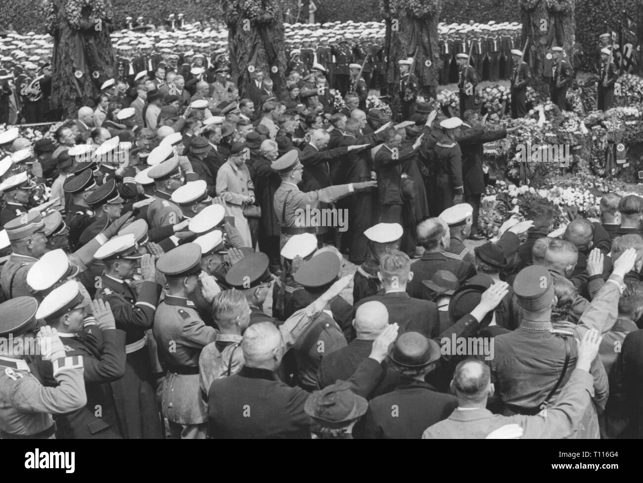 Spanischer Bürgerkrieg 1936-1939, Anschlag auf die Deutschen gepanzerte 'Deutschland' auf Ibiza am 29.5.1937, feierliche Bestattung der Toten auf dem Friedhof der Marine, Stadtpark, Wilhelmshaven, 17.6.1937, in der Mitte Reichskanzler Adolf Hitler, Additional-Rights - Clearance-Info - Not-Available Stockfoto