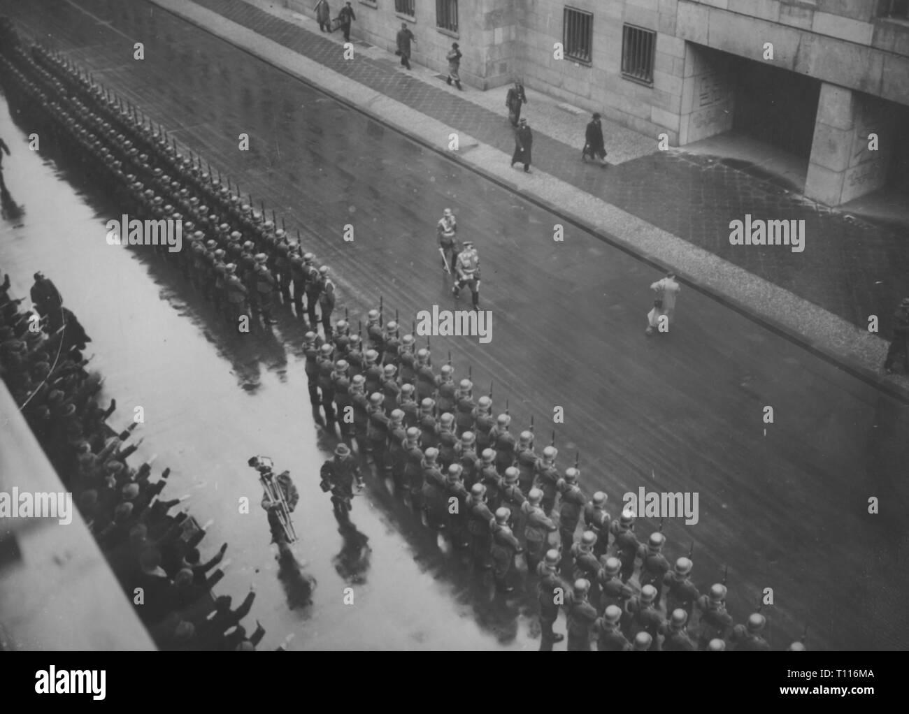 Nationalsozialismus / Nationalsozialismus, Militär, Luftwaffe (US Air Force), Parade, "Tag der Luftwaffe", der Commander-in-chief der Luftwaffe Feldmarschall Hermann Göring als Pacing entlang der vorderen, Ministerium für Zivilluftfahrt, Berlin, 1.3.1938, Additional-Rights - Clearance-Info - Not-Available Stockfoto