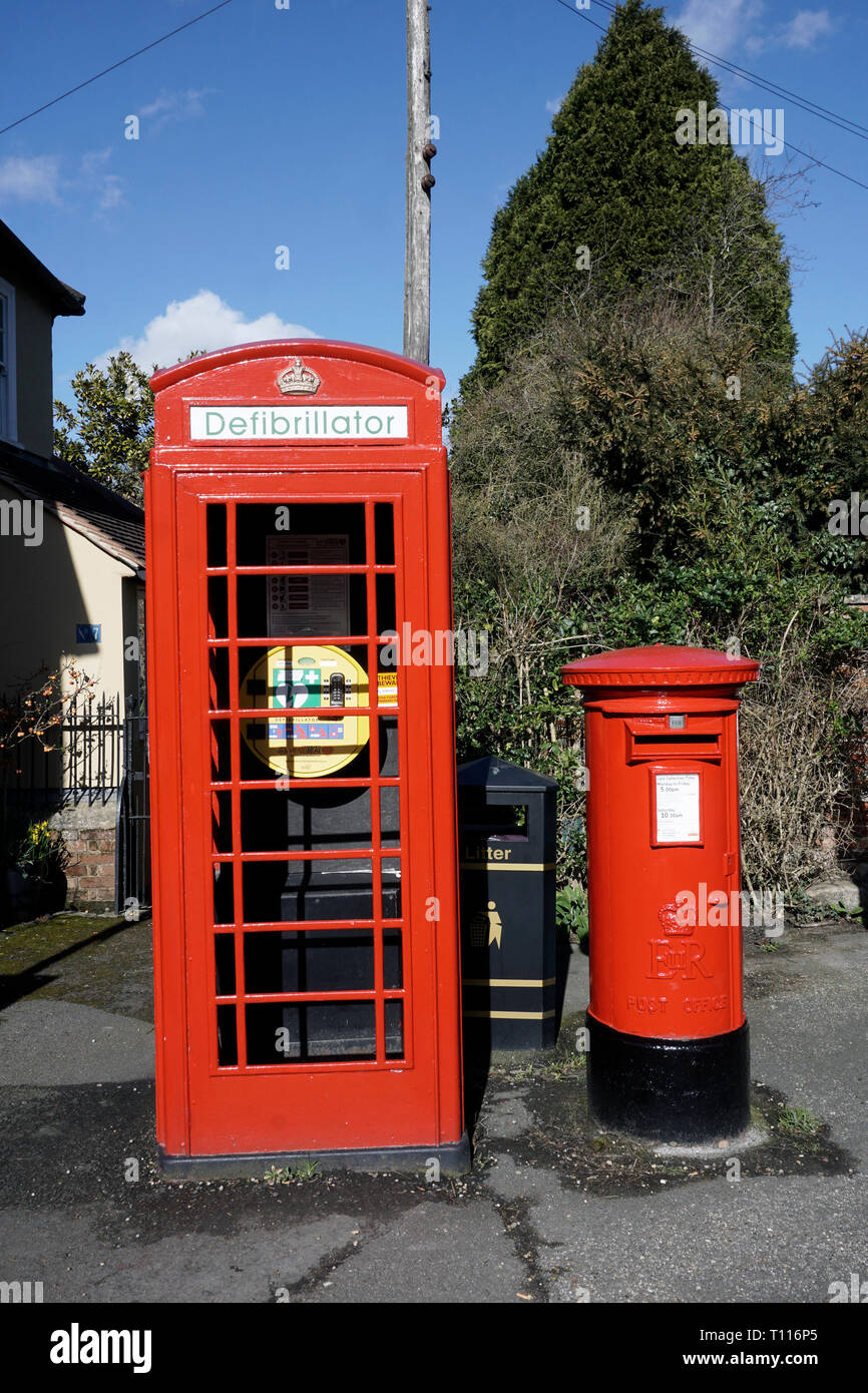 Red GPO Telefonzelle umfunktionierte Dorf Defibrillators enthalten Stockfoto