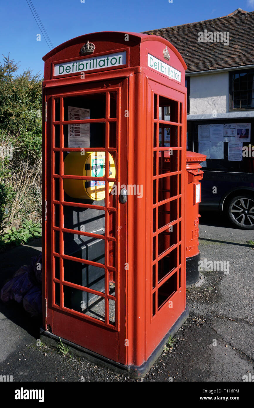 Redundante rot gpo Telefonzelle umfunktionierte Dorf defibrillator Castle Hedingham essex England zu Haus Stockfoto