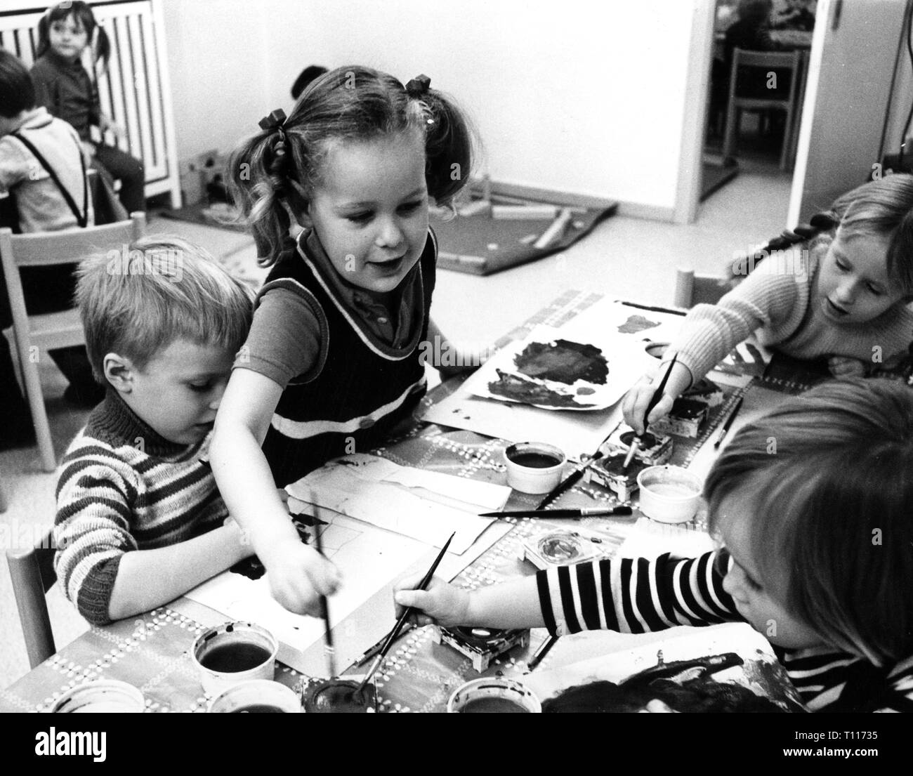 Menschen, Kinder, Kindergarten/Krippe/community Home, Kinder malen, Gronau, 1970, Additional-Rights - Clearance-Info - Not-Available Stockfoto