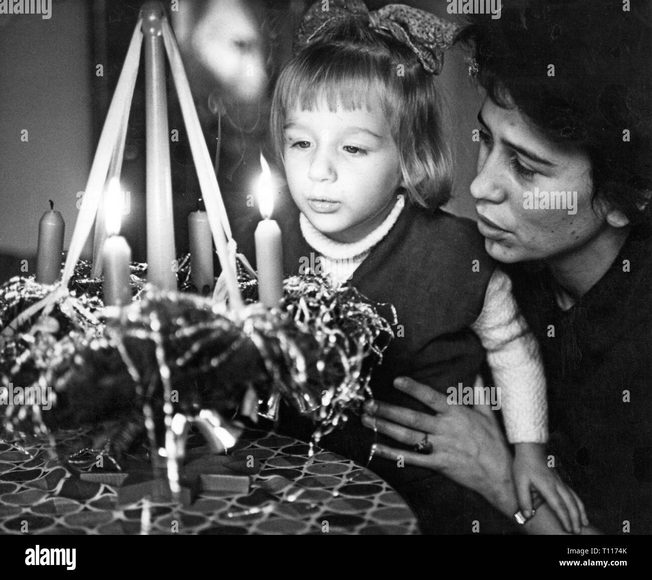 Weihnachten, Advent, eine Frau und ihre Förderung - Tochter mit einem Adventskranz, Berlin-Hohenschoenhausen, 4.12.1961, Additional-Rights - Clearance-Info - Not-Available Stockfoto