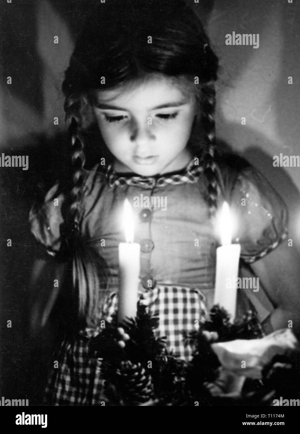 Weihnachten, Advent, kleines Mädchen mit einem Adventskranz, Deutschland, 1950er Jahre, Additional-Rights - Clearance-Info - Not-Available Stockfoto
