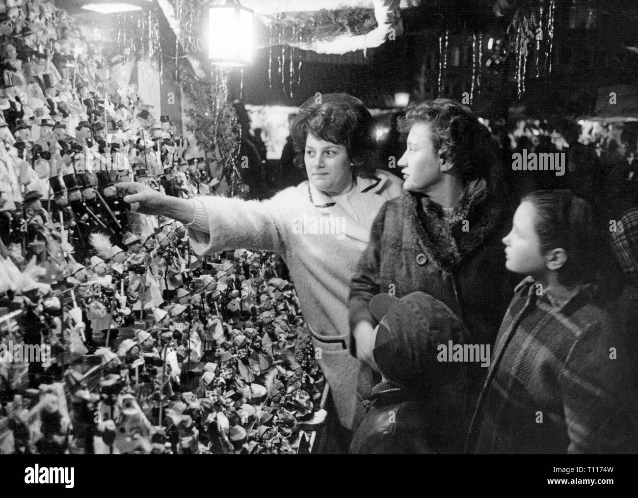 Weihnachten, Weihnachtsmarkt, Nürnberg Weihnachtsmarkt, stand mit Weihnachten figuren, Dezember 1963, Additional-Rights - Clearance-Info - Not-Available Stockfoto