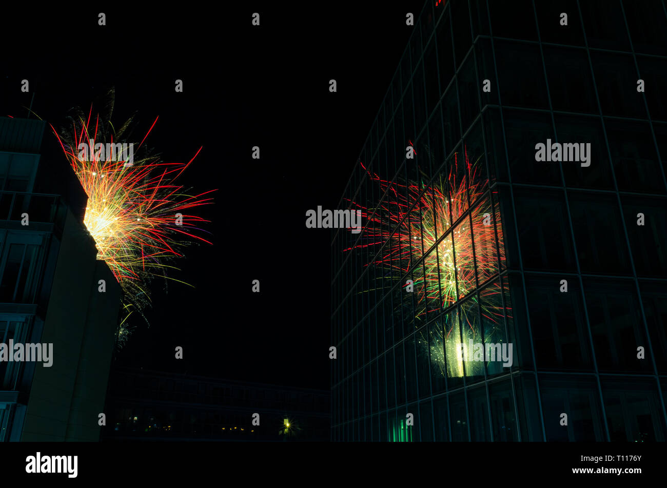 Feuerwerkspiegelung in Hochhaus Stockfoto