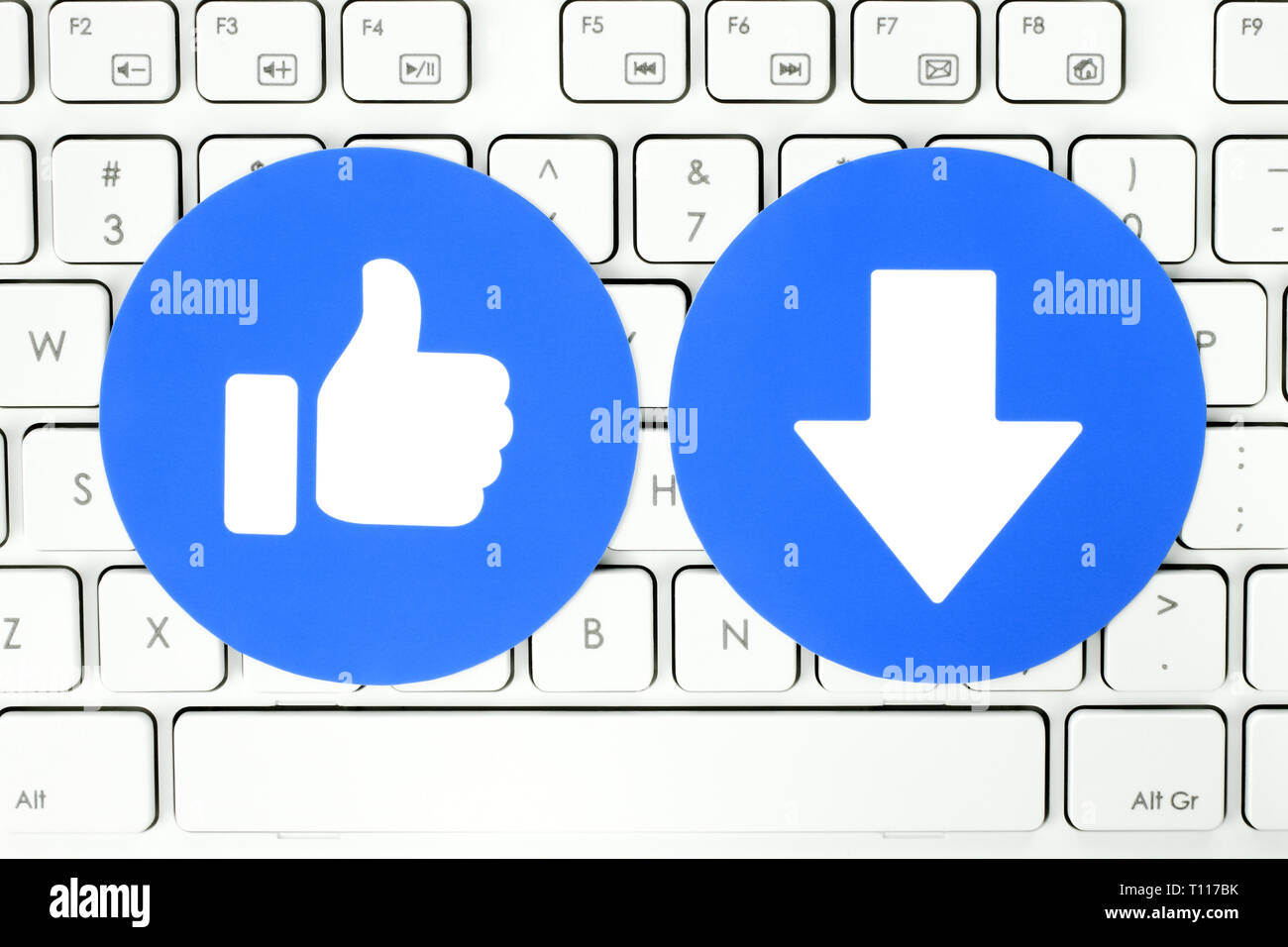 Kiew, Ukraine - November 28, 2018: Facebook und Neue Downvote Taste der Empathischen Emoji Reaktionen auf Papier gedruckt und auf weiße Tastatur Stockfoto