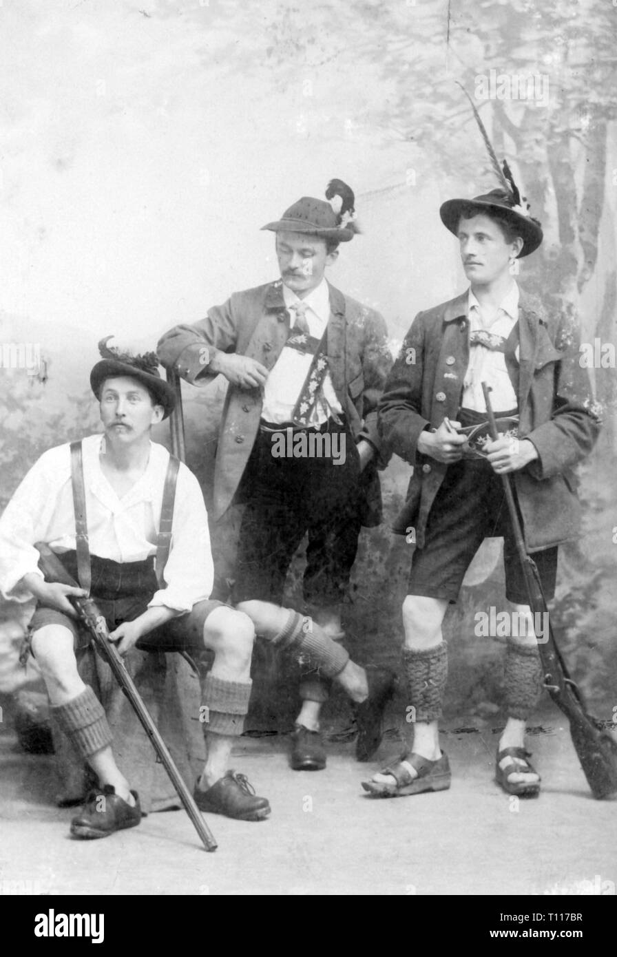 Menschen, Männer, Portrait/halbe Länge - 19. Jahrhundert, drei Männer, die in bayerischen Trachten, Oberstaufen, ca. 1900,- Additional-Rights Clearance-Info - Not-Available Stockfoto