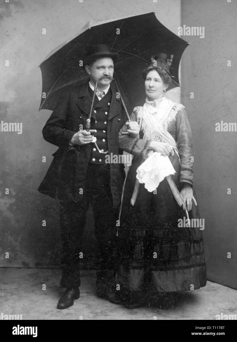 Leute, Paare, 19. Jahrhundert/der Jahrhundertwende, Paar in traditionellen Kostümen, Melk, ca. 1900,- Additional-Rights Clearance-Info - Not-Available Stockfoto