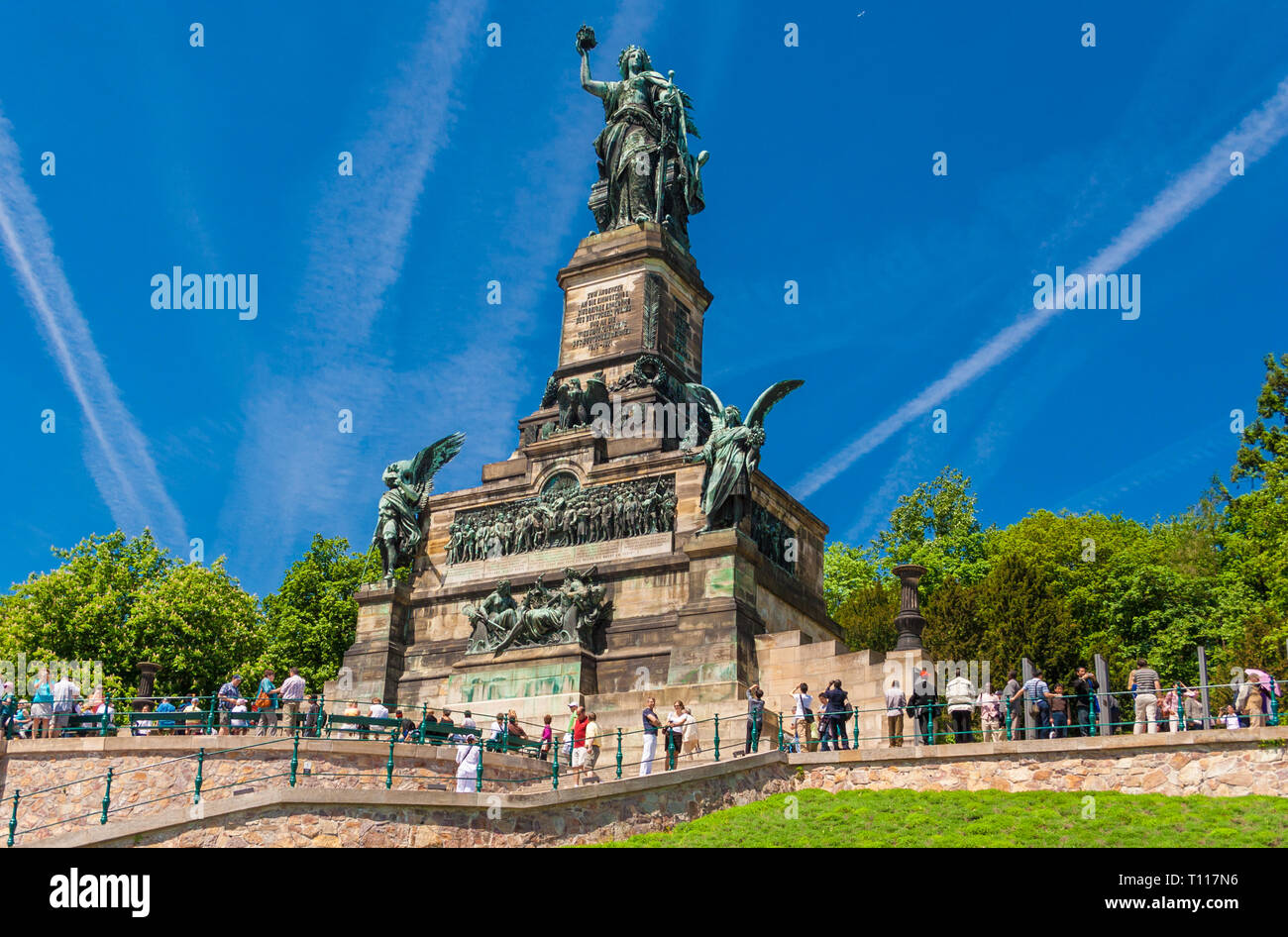 Mit Blick auf das Monument, das Niederwalddenkmal auf einem schönen, sonnigen Tag mit einem blauen Himmel. Die Germania Skulptur auf der Oberseite ist eine berühmte Touristenattraktion und... Stockfoto