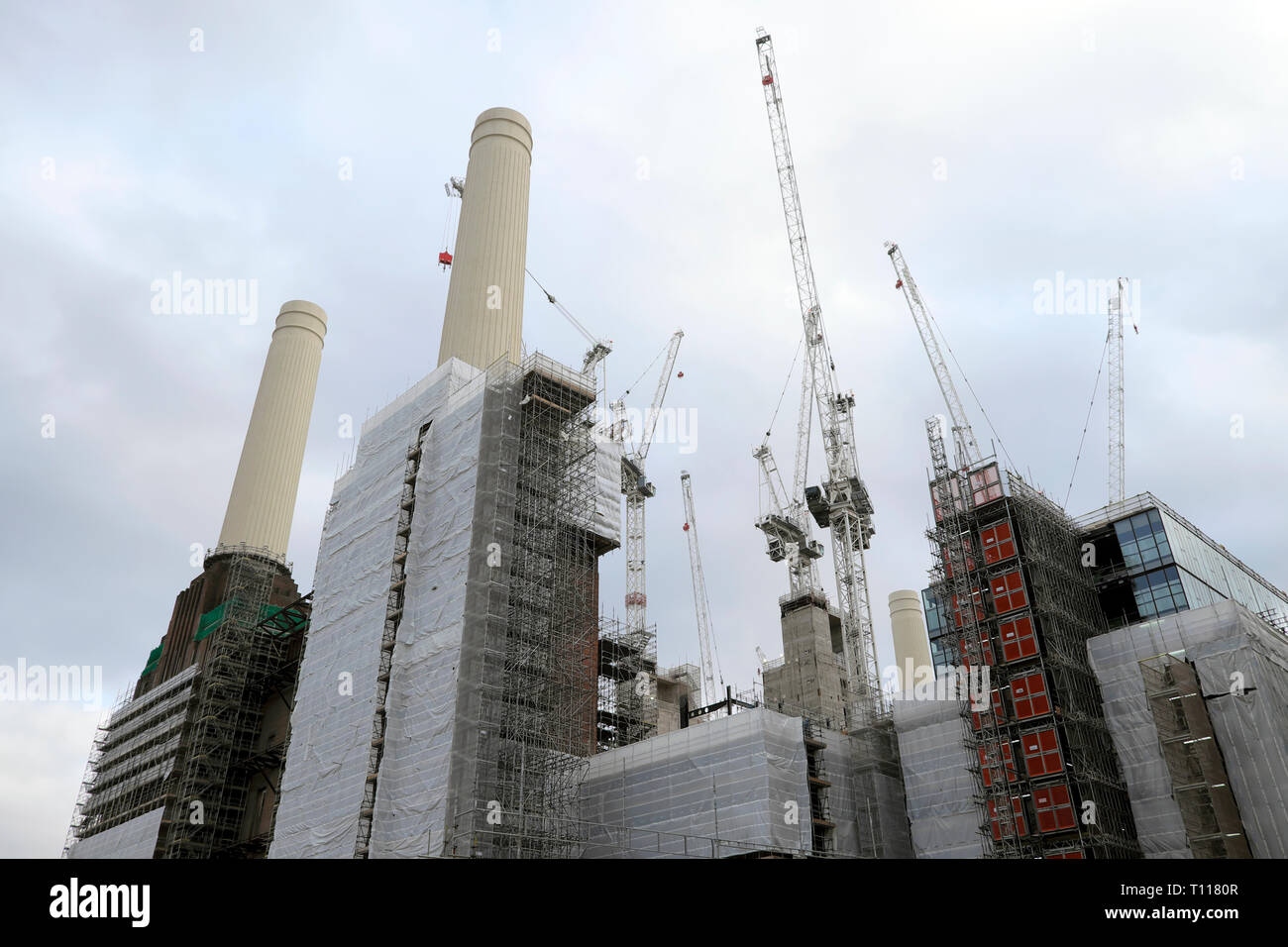 Ein niedriger Betrachtungswinkel von Battersea Power Station im Bau während Sanierung & Krane in Wandsworth London SW8 England UK KATHY DEWITT Stockfoto