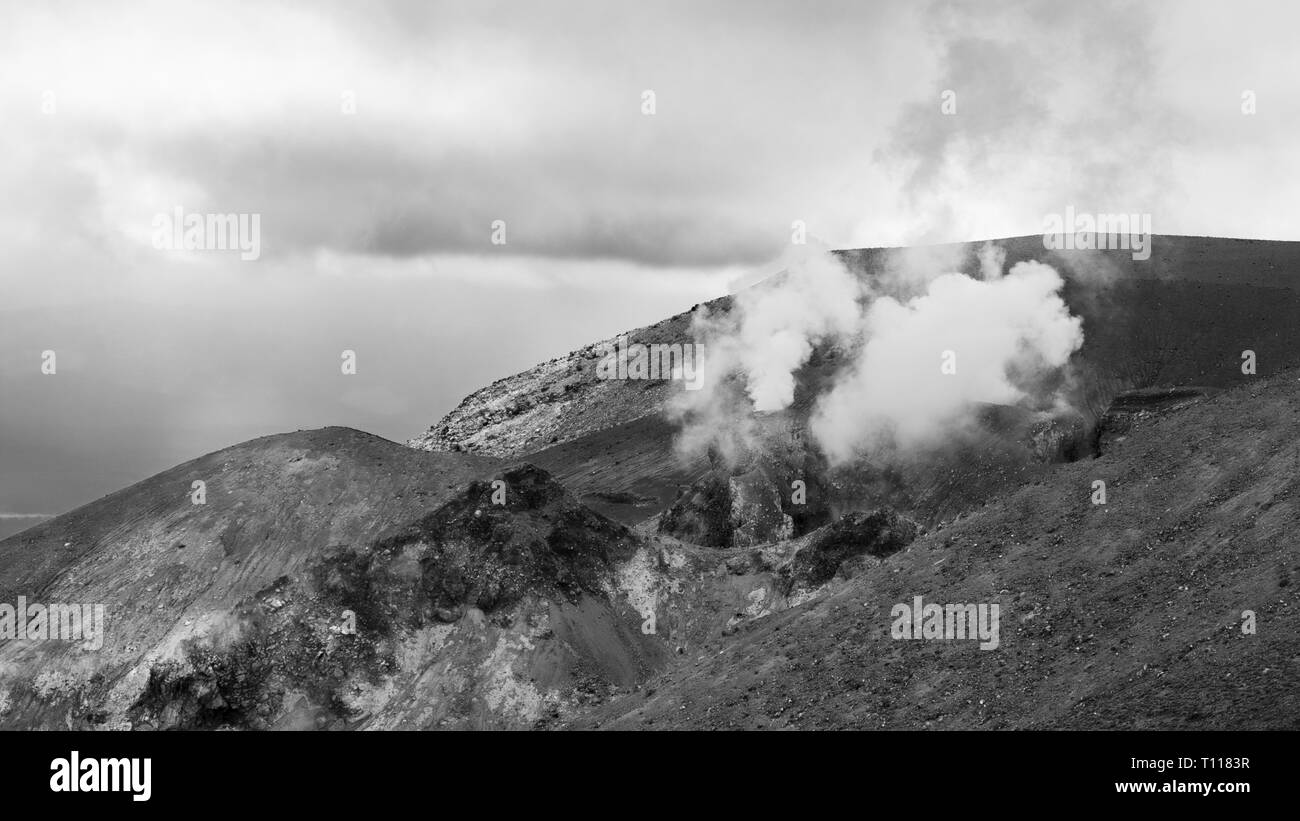 Anzeigen von vulkanischen Gasen der Tongariro Alpine Crossing, Neuseeland steigende Stockfoto